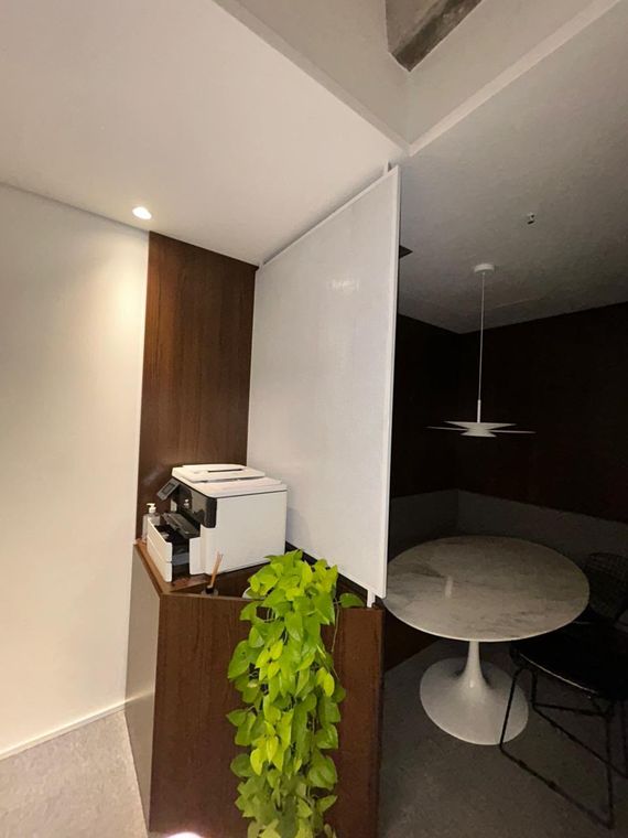 Painel em ambiente corporativo