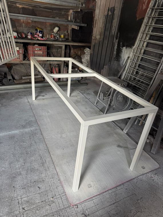 Estrutura de mesa em tubo metálico