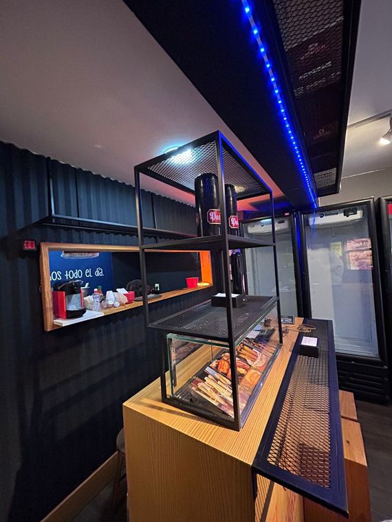 Estrutura metálica para balcão e vitrine de loja