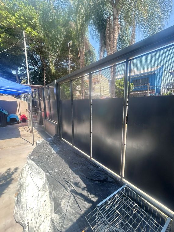Fechamento em chapa preta e tela