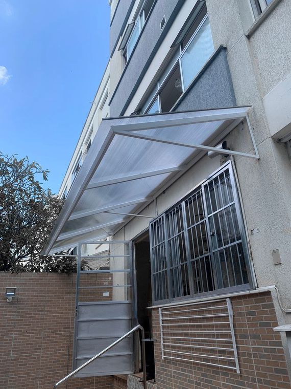 Toldo em policarbonato com estrutura de aço