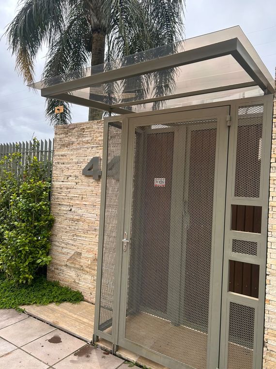 Toldo plano sobre entrada