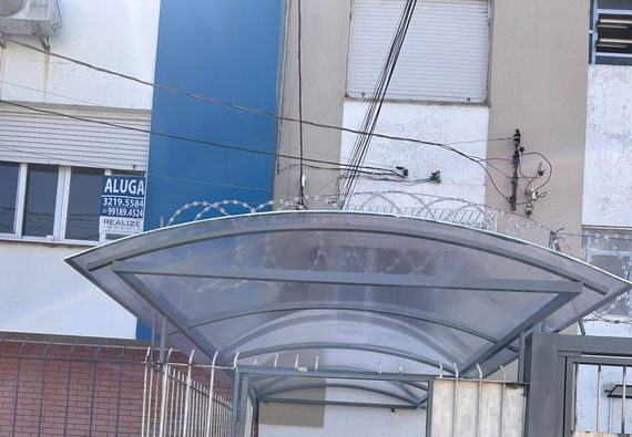Toldo curvo sobre portão de prédio